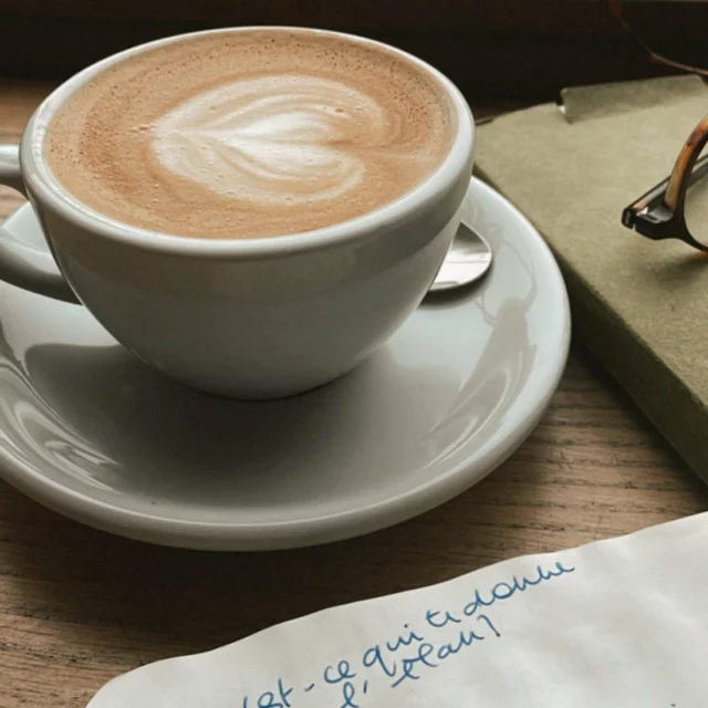 Vendredi.
Réveil à 05:00, prendre le temps à la maison. Quitter à pieds, dans l’idée d’aller chiner à Saint-Pholien avant d’aller bosser. En chemin, envie d’un café. M’arrêter chez grand maison. Écrire. Y rester plus que ce que j’avais imaginé. Sourire à un bébé qui envoi des bisous volants. Humer le lait d’avoine. Heureux hasard : prendre le temps avec Cécile. Puis Odile. Reprendre la route deux heures plus tard. Avoir la sensation d’avoir gagné ma journée 🤍

#slowmorning #aestheticcoffee #poesieduquotidien #liberté