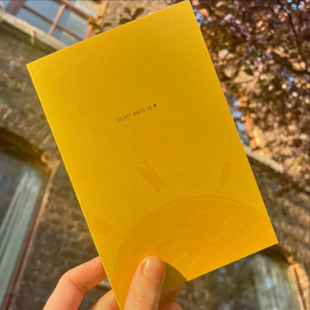 Soleil dans le cœur (et dans les yeux) 🌞
Coucou printemps. T'es mon préf' de l'année.
Carte double pour écrire des mots en jaune et envoyer de la douceur par la poste (dispo sur l'e-shop). Bisou

Carte postale - papeterie - studio créatif optimiste - papeterie colorée - papier recyclé - imprimé à Liège